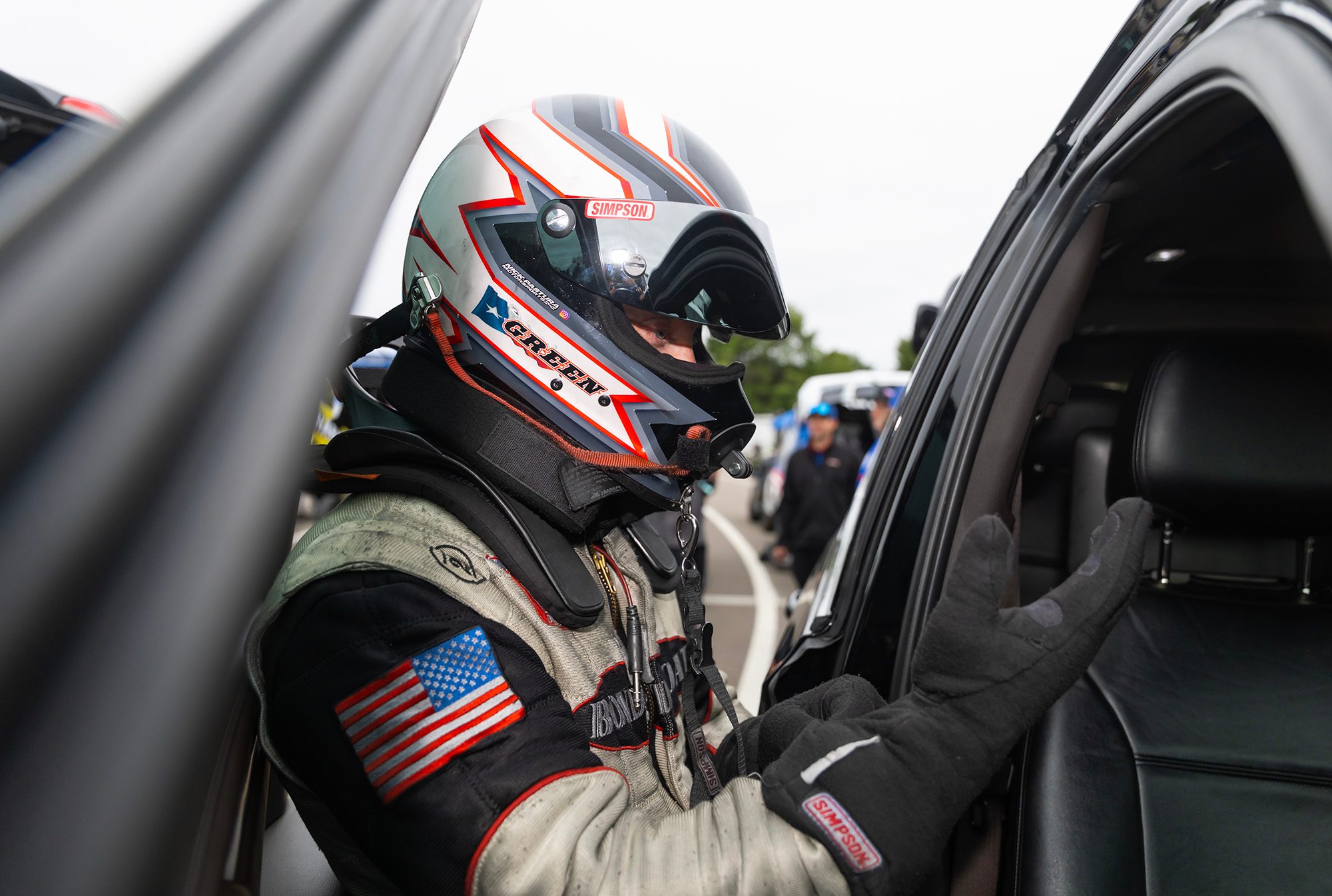 Gloves on, helmet on: last check at the truck door before the pass