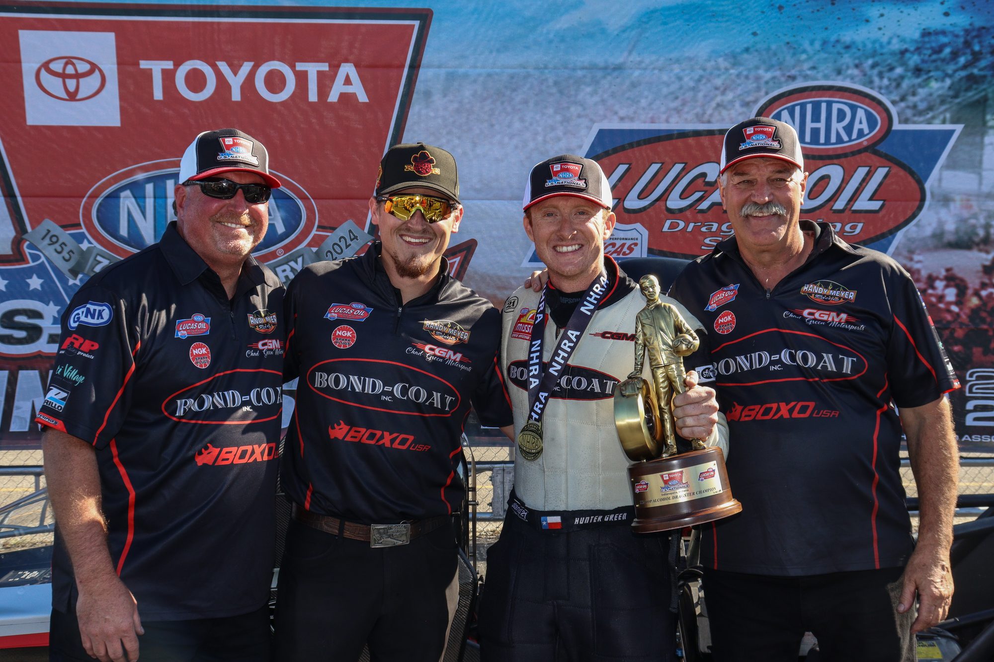 Hunter Green with the Wally, flanked by the team